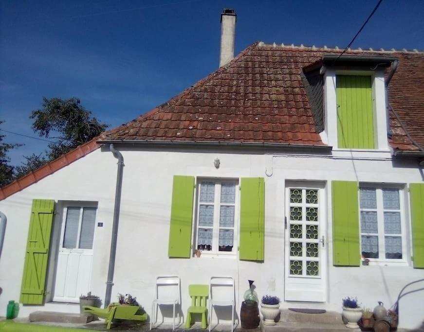 Maison Face A L'Etang Précy Exterior photo